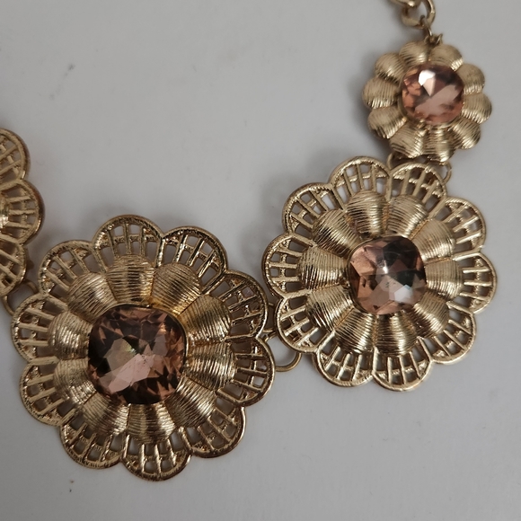 Golden necklace rose rhinestones - Picture 2 of 3